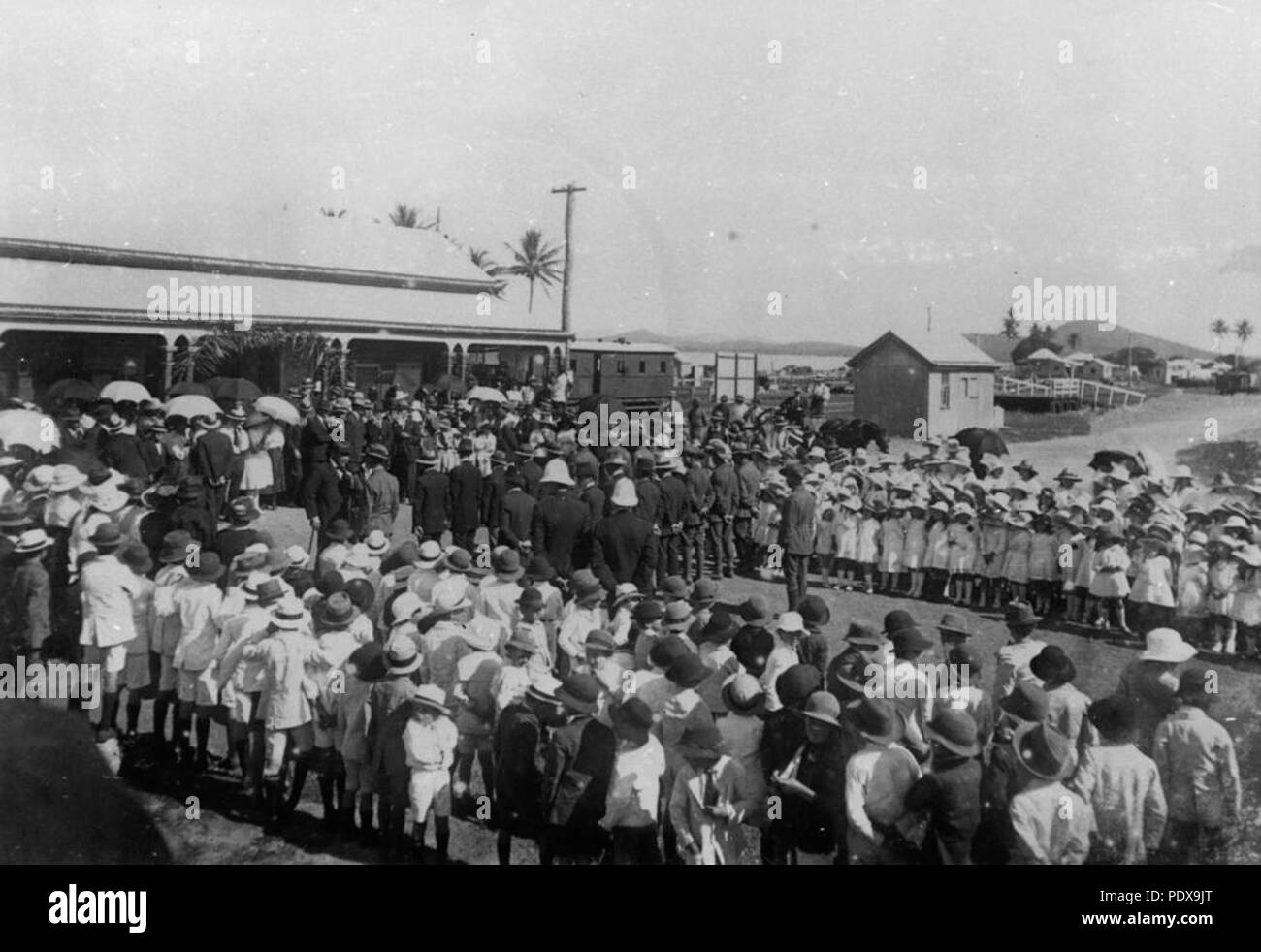 276 StateLibQld 1 91272 einladend Menge bei der Ankunft von Sir Mattew Nathan außerhalb der Bowen Bahnhof, Ca. 1921 Stockfoto