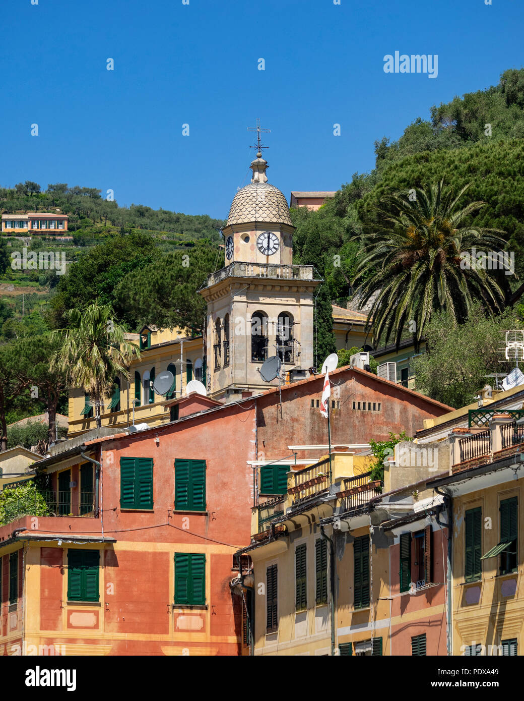PORTOFINO, ITALIEN - 19. MAI 2018: Außenansicht der St. Martins Kirche und des Turms über dem Dorf Stockfoto