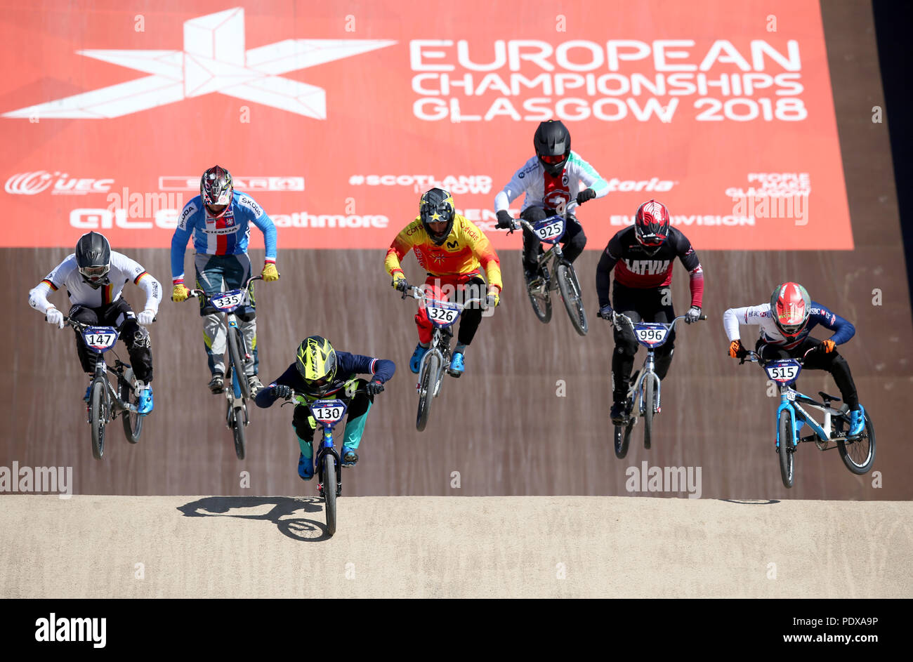 Reiter verlassen die Start-Gate im Qualifying heizt der Männer BMX bei Tag neun der 2018 Europameisterschaften im Glasgow BMX Zentrum verfolgen. Stockfoto