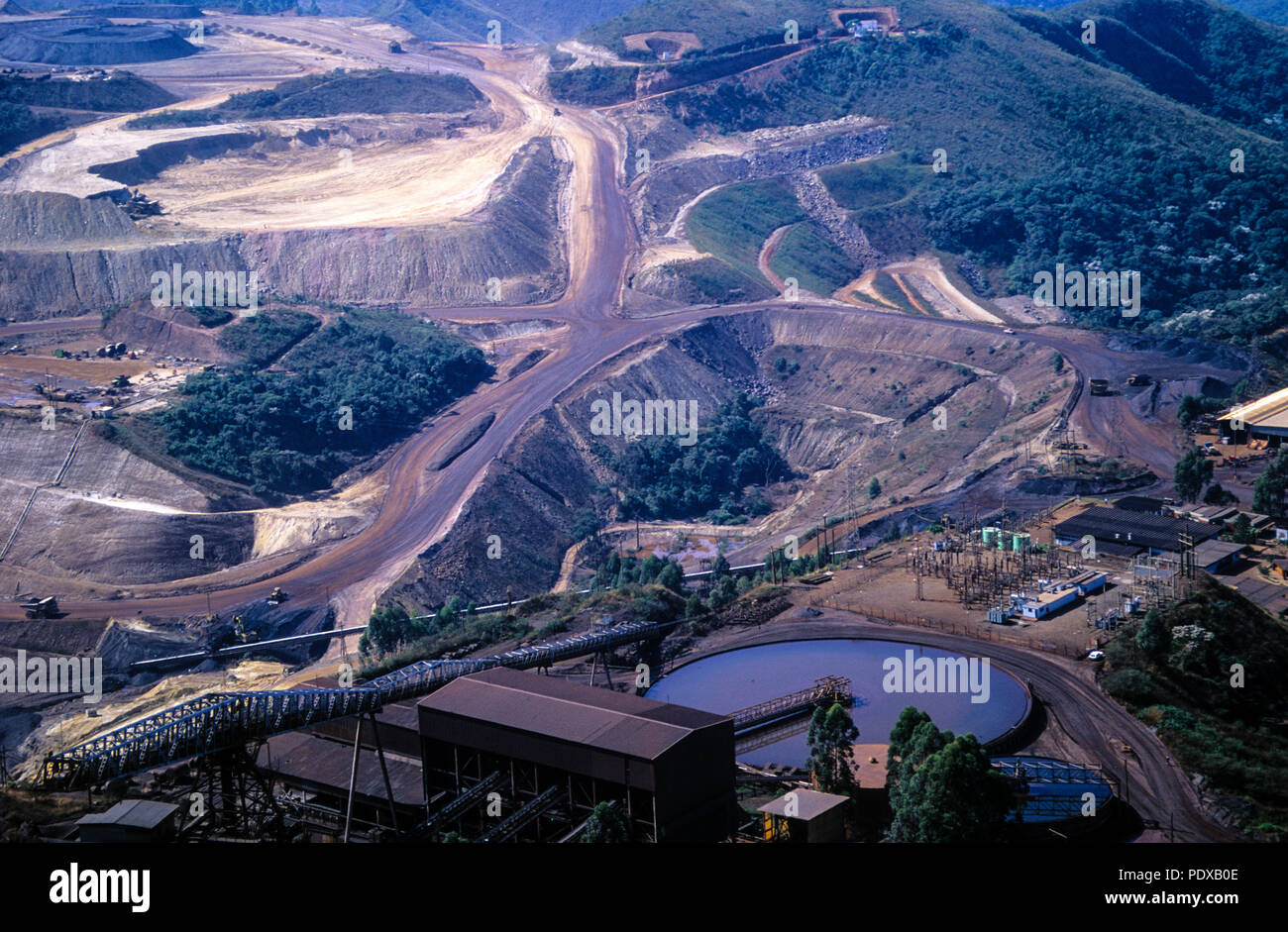 Bergbau Auswirkungen auf die Landschaft, Belo Horizonte, Minas Gerais, Brasilien, Südamerika. Stockfoto