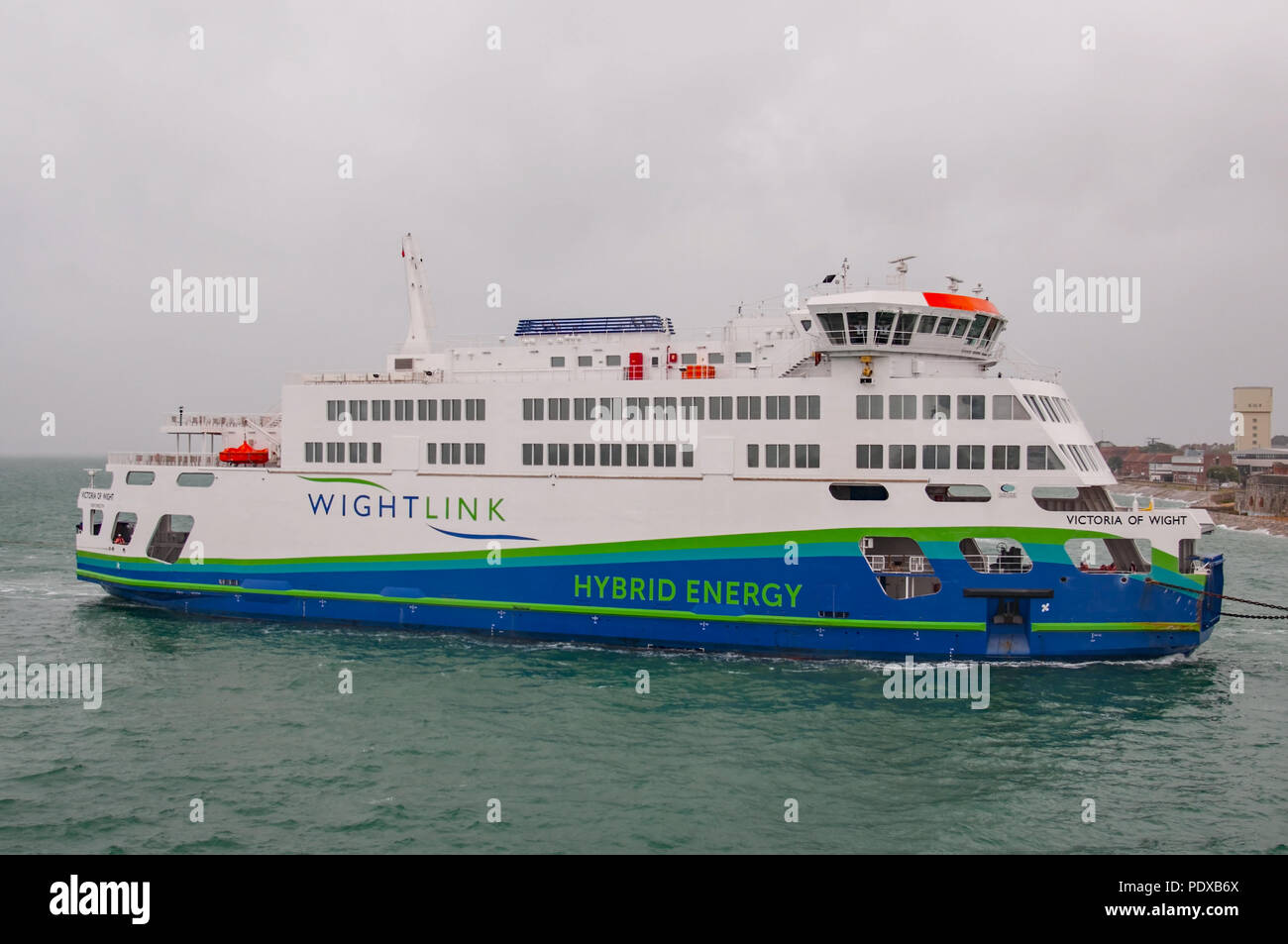 Portsmouth, Großbritannien. 10 August, 2018. Die neue Wightlink Isle of Wight (IOW) Auto/Fahrzeug Fähre MV Victoria von Wight, von Hybrid Energie versorgt, hat in Großbritannien kamen durch starke Winde und sintflutartigen Regen begrüßt zu werden. Credit: Neil Watkin/Alamy leben Nachrichten Stockfoto