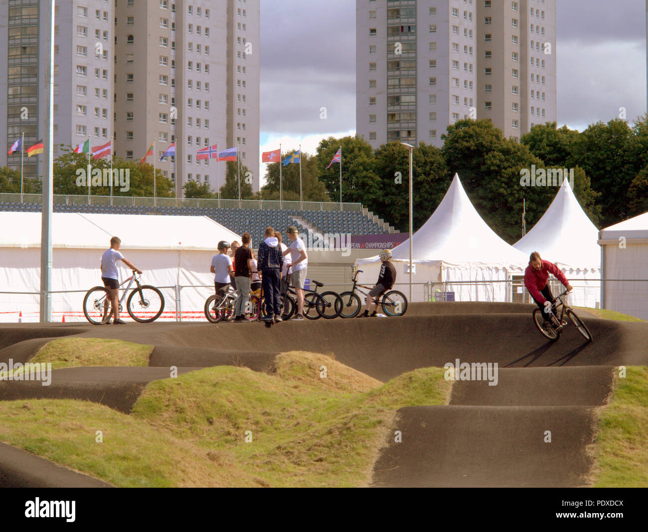 Glasgow, Schottland, Großbritannien 10. August Europameisterschaft weiterhin in der Stadt an der neuen BMX-Park in der knightswood Bereich wie einheimischen Kindern, die Vorteile der neuen gespiegelt BMX-Bahn Abschnitt spielen neben dem Wettbewerb. Gerard Fähre / alamy Nachrichten Stockfoto