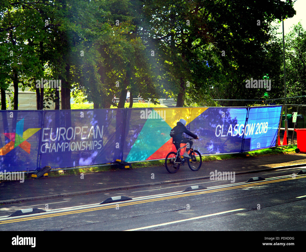 Glasgow, Schottland, Großbritannien 10. August Europameisterschaft weiterhin in der Stadt an der neuen BMX-Park in der knightswood Bereich wie die Einheimischen von den Sitzungen Zeichen bestehen. Gerard Fähre / alamy Nachrichten Stockfoto