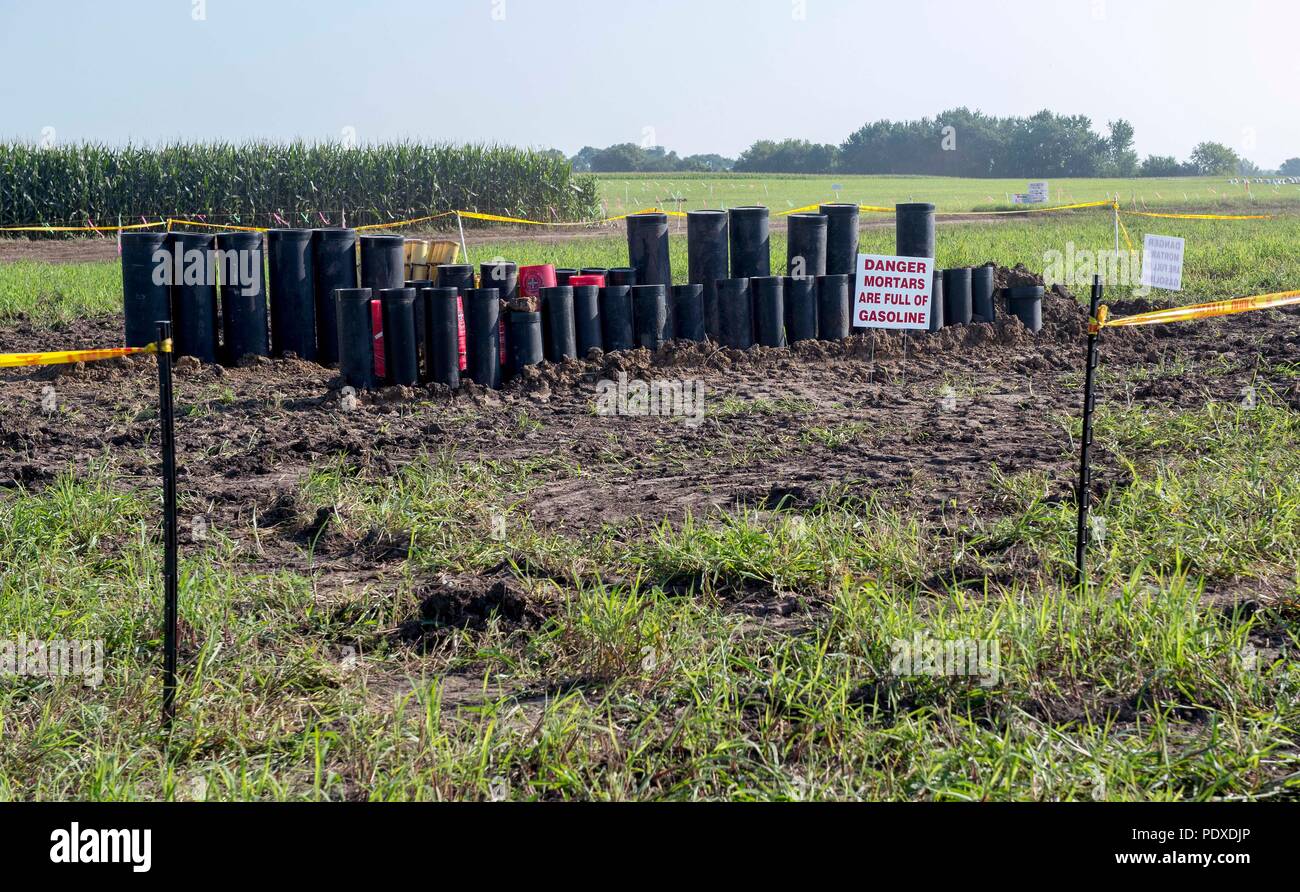 August 10, 2018 - Mason City, Iowa, USA - ein Feld mit Mörsern während der jährlichen Pyrotechnik Gilde International Convention auf der North Iowa Events Center. Betitelt "Blitz und Feuer", "der Konvent verfügt über Workshops, Wettbewerben und Vorführungen, darunter mehrere öffentliche Feuerwerk während der Veranstaltung." (Bild: © Brian Cahn über ZUMA Draht) Stockfoto