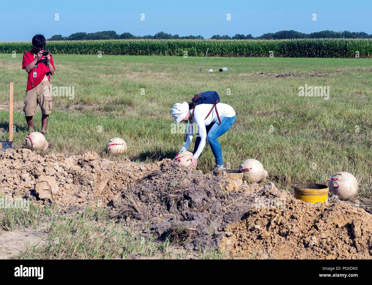August 10, 2018 - Mason City, Iowa, USA - Single Ball Shells sind im outfield während der jährlichen Pyrotechnik Gilde International Convention auf der North Iowa Events Center platziert. Betitelt "Blitz und Feuer", "der Konvent verfügt über Workshops, Wettbewerben und Vorführungen, darunter mehrere öffentliche Feuerwerk während der Veranstaltung." (Bild: © Brian Cahn über ZUMA Draht) Stockfoto