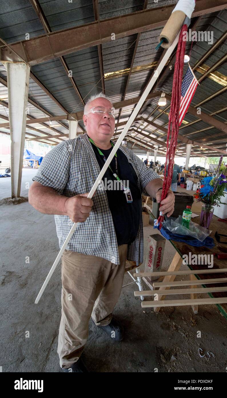 August 10, 2018 - Mason City, Iowa, USA-Master Feuerwerk builder John VARGO Konstrukte emporschnellt während der jährlichen Pyrotechnik Gilde International Convention auf der North Iowa Events Center. Betitelt "Blitz und Feuer", "der Konvent verfügt über Workshops, Wettbewerben und Vorführungen, darunter mehrere öffentliche Feuerwerk während der Veranstaltung." (Bild: © Brian Cahn über ZUMA Draht) Stockfoto