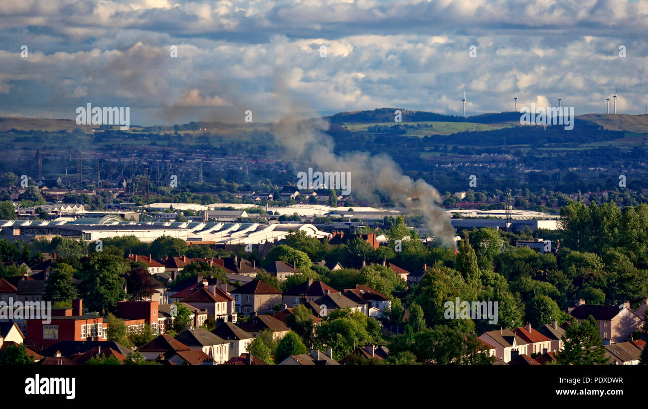 Glasgow, Schottland, Großbritannien 10. August ein weiteres Feuer in der Stadt als die Tinderbox aufgrund einer langen Geschichte von Katastrophen bekannt findet ein Abdriften der Rauch in der Gegend von scotstoun Weiteres brennen, sogar ein Lokal. Gerard Fähre / alamy Nachrichten Stockfoto