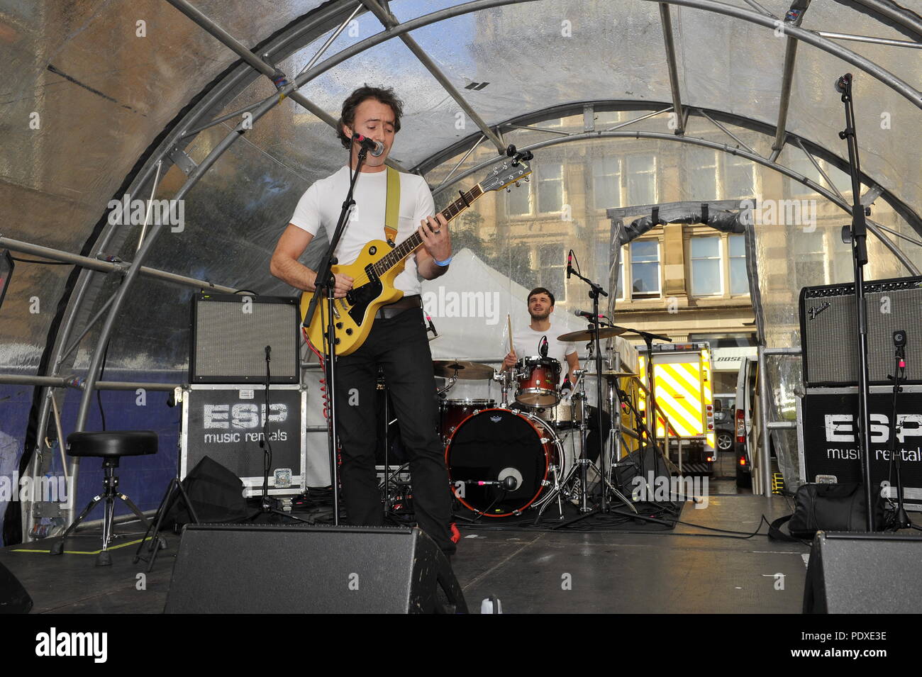 Glasgow, Schottland. 10 August, 2018. Eine Band spielt auf der Straße in der Merchant City Bereich während der Europameisterschaft. Credit: Colin Fisher/Alamy leben Nachrichten Stockfoto