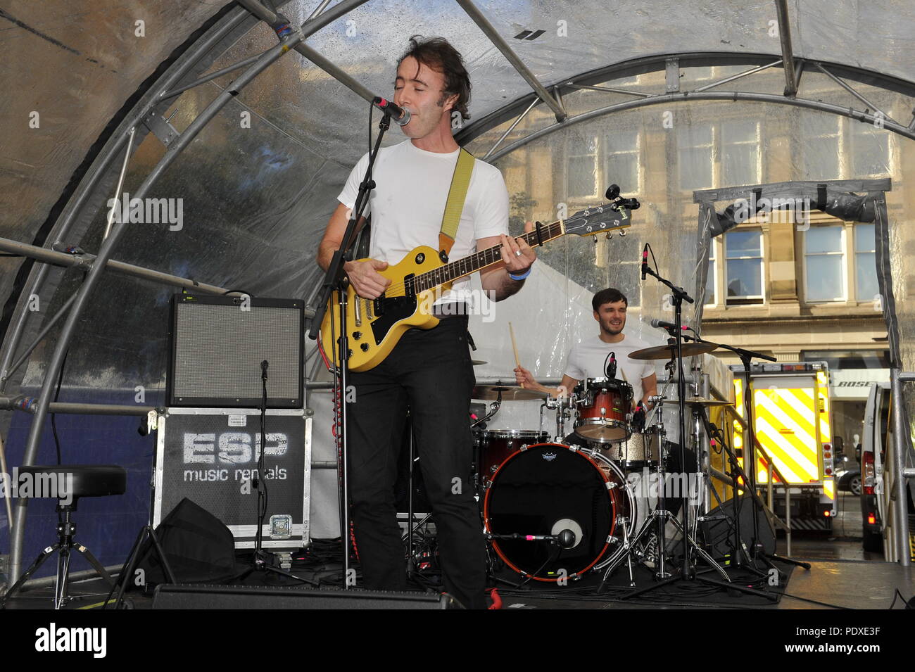 Glasgow, Schottland. 10 August, 2018. Eine Band spielt auf der Straße in der Merchant City Bereich während der Europameisterschaft. Credit: Colin Fisher/Alamy leben Nachrichten Stockfoto