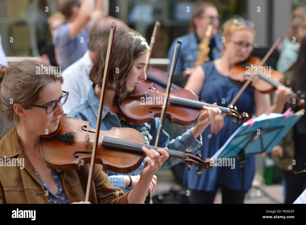 Glasgow, Schottland. 10 August, 2018. Ein Orchester spielt auf der Straße eine verpackte Menge der Zuschauer. Credit: Colin Fisher/Alamy leben Nachrichten Stockfoto