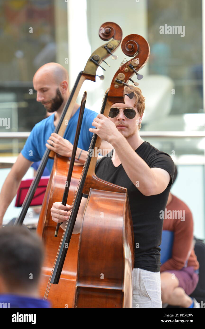 Glasgow, Schottland. 10 August, 2018. Ein Orchester spielt auf der Straße eine verpackte Menge der Zuschauer. Credit: Colin Fisher/Alamy leben Nachrichten Stockfoto