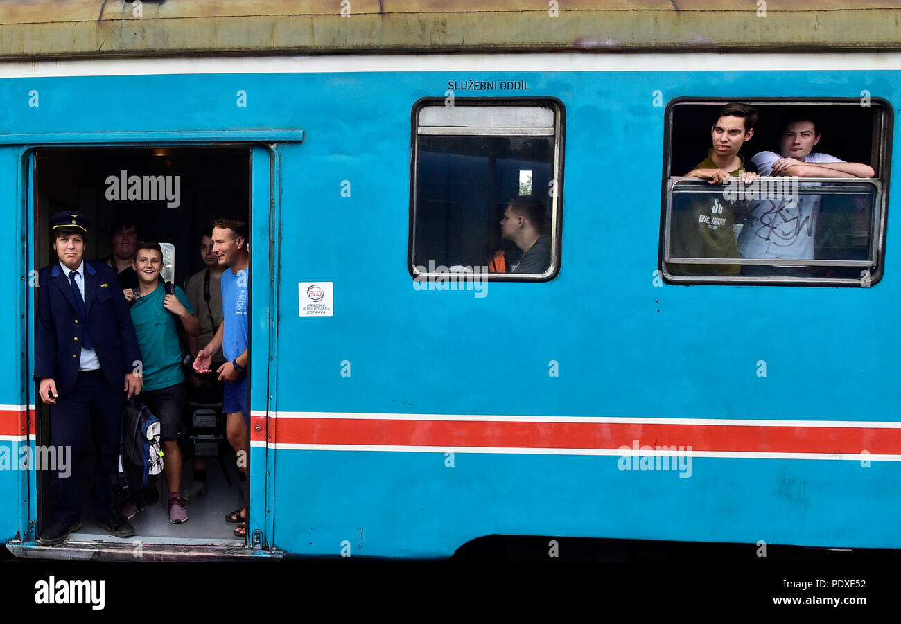 Elektrischer Triebzug (WWU) Klasse 451, ein Zug der Tschechischen Eisenbahnen (CD) mit dem Spitznamen wie Emilia, pantograf, pantak oder zabotlam, auf seinem letzten Weg von Prague-Liben zu Prague-Podbaba und zurück, der Tschechischen Republik, am 10. August 2018. (CTK Photo/Roman Vondrous) Stockfoto