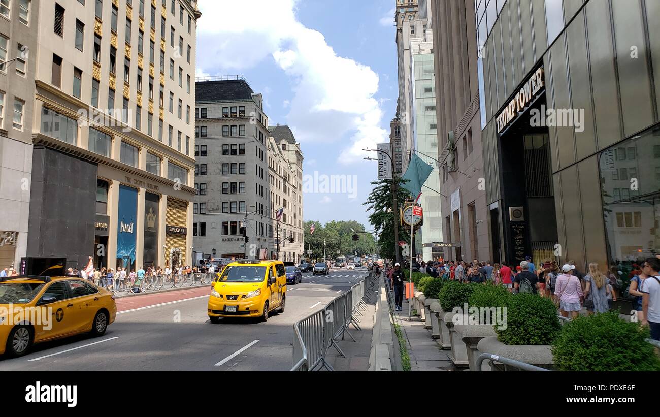 New York, NY: Trump Tower, Midtown East. Mehrere Yellow Cabs outfront. Polizei Sicherheit assul outfront mit Gewehren. Stockfoto