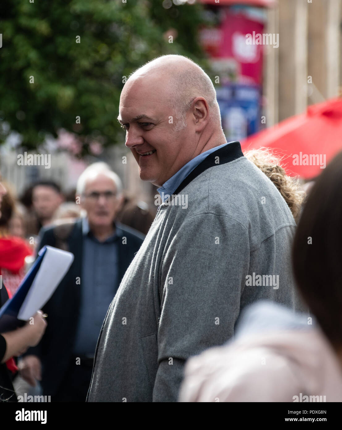 Edinburgh, Großbritannien - 10 August 2018: Comedian Dara O'Briain gesehen genießen die Straßenkünstler, wie er in den Massen am Edinburgh Festival Kredit wandert: Roger Utting/Alamy leben Nachrichten Stockfoto