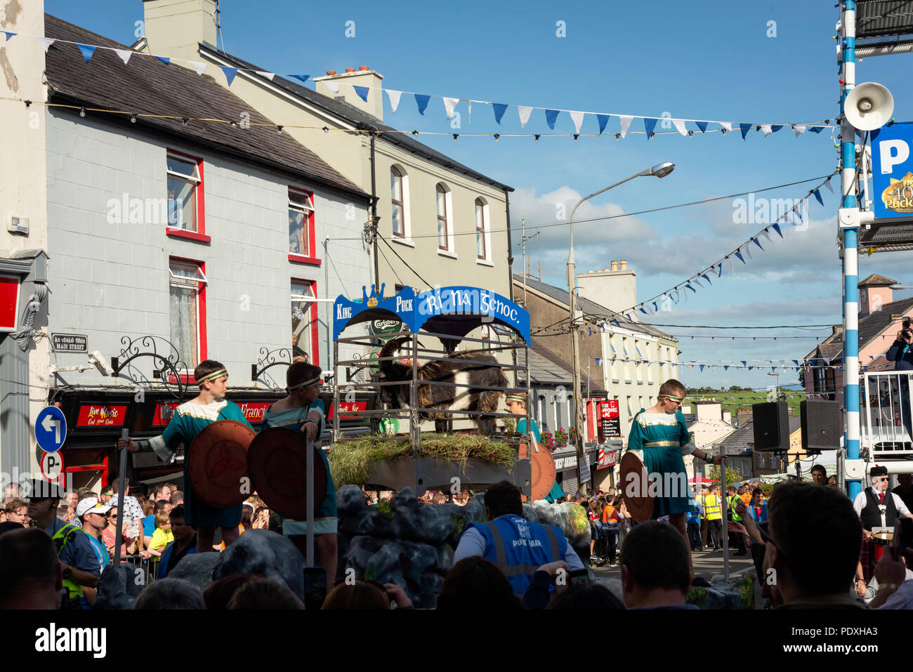 King Puck die wilde Ziege trägt zu den emblematischen Bau während der Puck Fair - Irlands älteste traditionelle Messe. Irish Summer Festival Messe. Killorglin, County Kerry, Irland. Stockfoto