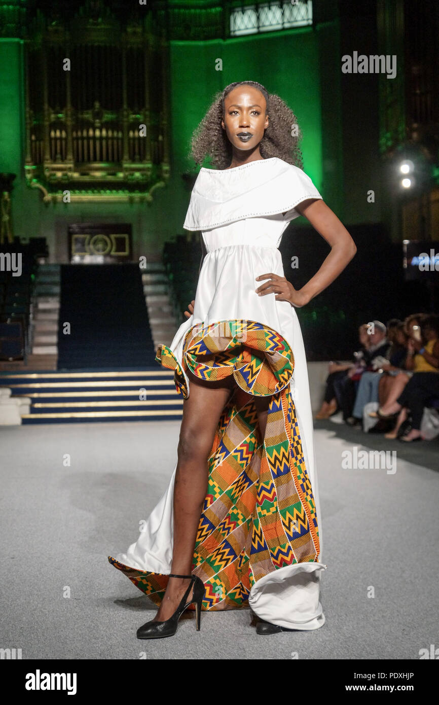 London, UK, 10. August 2018. African Fashion Week London, Tag 1. Designer und Models aus der ganzen Welt kam auf Freimaurer' Hall, London, für die 8. AFWL, African Fashion Week in London. Start- und Landebahn zeigt und Handel steht angezogen, eine informierte und begeisterten Publikum. © Peter Hogan/Alamy leben Nachrichten Stockfoto