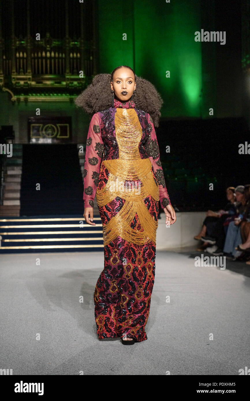 London, UK, 10. August 2018. African Fashion Week London, Tag 1. Designer und Models aus der ganzen Welt kam auf Freimaurer' Hall, London, für die 8. AFWL, African Fashion Week in London. Start- und Landebahn zeigt und Handel steht angezogen, eine informierte und begeisterten Publikum. © Peter Hogan/Alamy leben Nachrichten Stockfoto