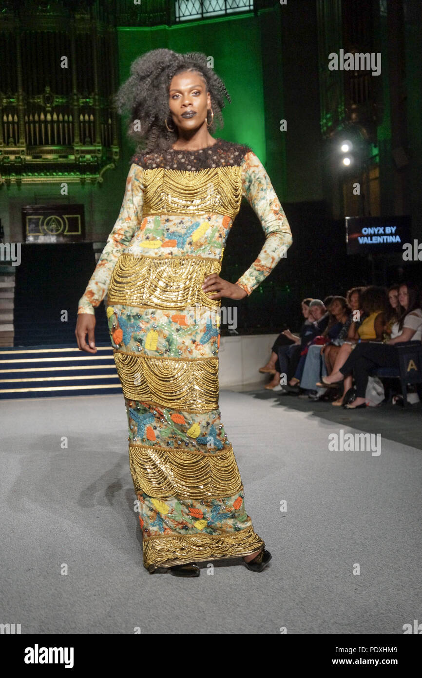 London, UK, 10. August 2018. African Fashion Week London, Tag 1. Designer und Models aus der ganzen Welt kam auf Freimaurer' Hall, London, für die 8. AFWL, African Fashion Week in London. Start- und Landebahn zeigt und Handel steht angezogen, eine informierte und begeisterten Publikum. © Peter Hogan/Alamy leben Nachrichten Stockfoto