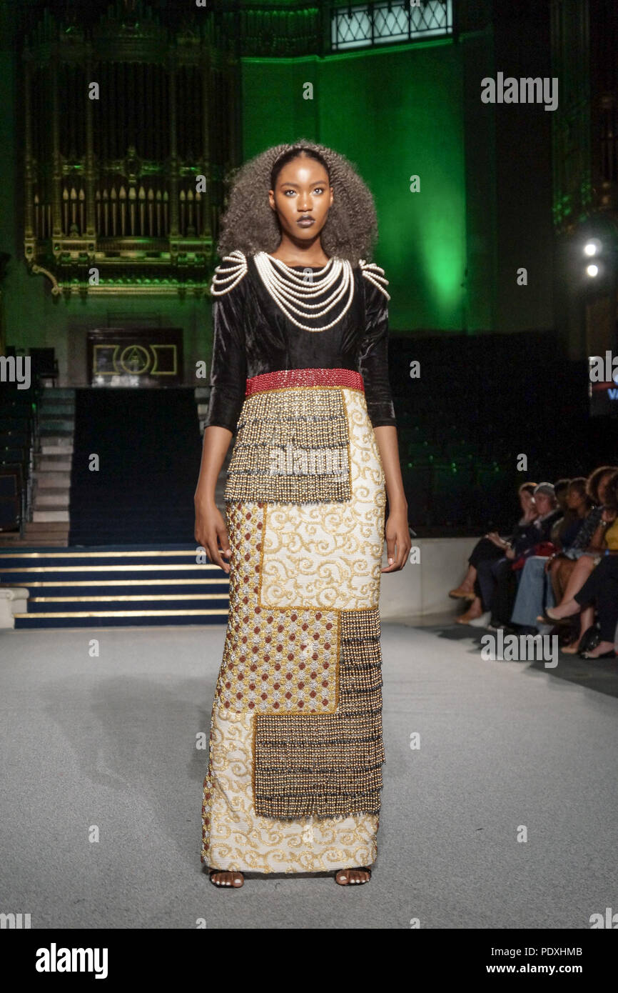 London, UK, 10. August 2018. African Fashion Week London, Tag 1. Designer und Models aus der ganzen Welt kam auf Freimaurer' Hall, London, für die 8. AFWL, African Fashion Week in London. Start- und Landebahn zeigt und Handel steht angezogen, eine informierte und begeisterten Publikum. © Peter Hogan/Alamy leben Nachrichten Stockfoto