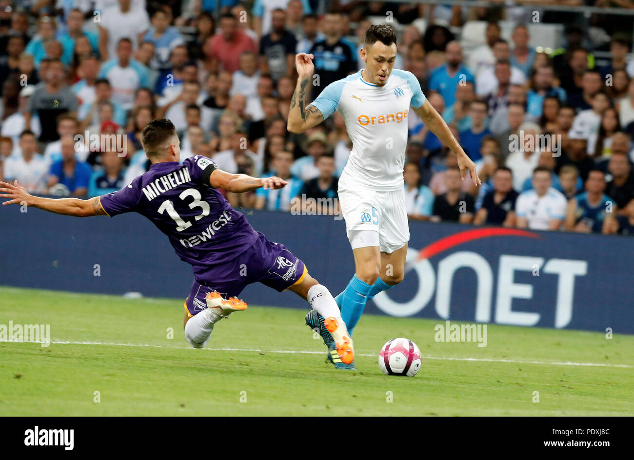 Marseille. 10 Aug, 2018. Lucas Ocampos (R) von Marseille Mias mit Clement Michelin von Toulouse während der französischen Ligue 1 Fußballspiel 2018-19 Saison Runde 1 in Marseille, Frankreich am 10.08.2018. Marseille gewann 4-0. Credit: Fabien Galau/Xinhua/Alamy leben Nachrichten Stockfoto