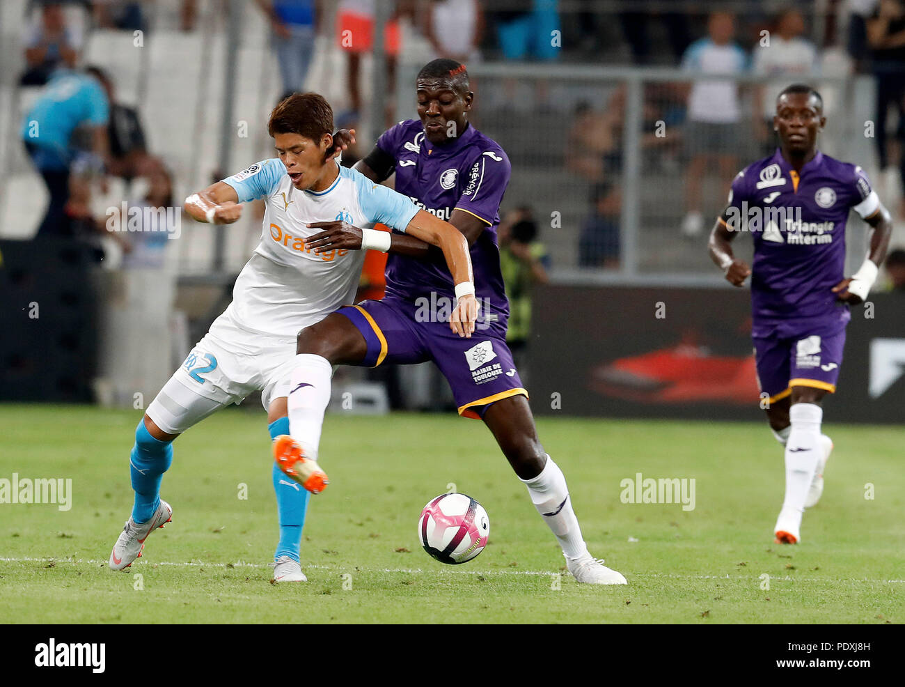 Marseille. 10 Aug, 2018. Hiroki Sakai (L) von Marseille Mias mit Ibrahim Sangare von Toulouse während der französischen Ligue 1 Fußballspiel 2018-19 Saison Runde 1 in Marseille, Frankreich am 10.08.2018. Marseille gewann 4-0. Credit: Fabien Galau/Xinhua/Alamy leben Nachrichten Stockfoto