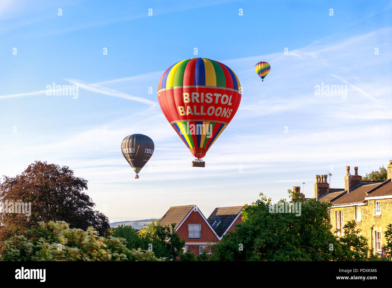 Bristol, UK, 11 August, 2018. Luftballons fliegen tief über Clifton nach Masse Aufstieg von Bristol Balloon Fiesta 2018. Credit: Dale/Alamy Leben Nachrichten. Stockfoto