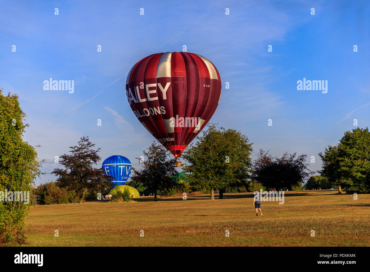 Bristol, UK, 11 August, 2018. Luftballons an nach der Messe Aufstieg von Bristol Balloon Fiesta 2018. Credit: Dale/Alamy Leben Nachrichten. Stockfoto