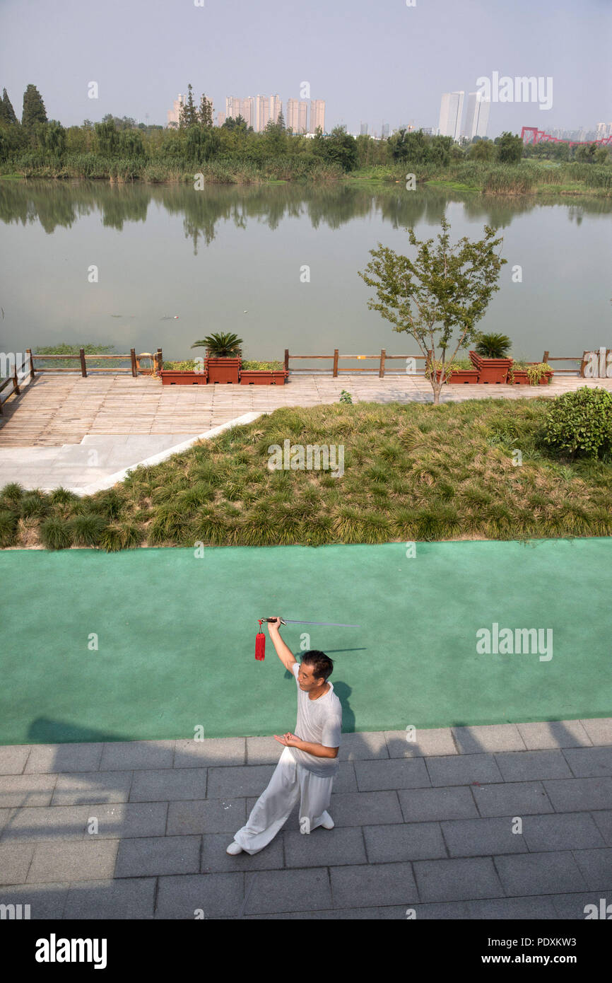 Yangzhou, China Jiangsu Provinz. 10 Aug, 2018. Ein Bürger Übungen an Sanwan Wetland Park in Yangzhou, Osten Chinas in der Provinz Jiangsu, 10.08.2018. Der Park, der 101.33 Hektar, ist ein Meilenstein für den Schutz der Feuchtgebiete Ökologie geworden, seit es 2017 eröffnet. Credit: Jin Liwang/Xinhua/Alamy leben Nachrichten Stockfoto