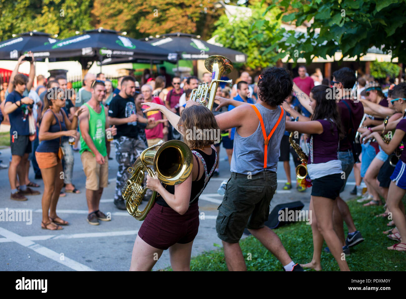 Guca, Serbien - August 10, 2018: die Menschen, die während der Trompete Festival in Guca Kredit genießen: Marko Rupena/Alamy leben Nachrichten Stockfoto