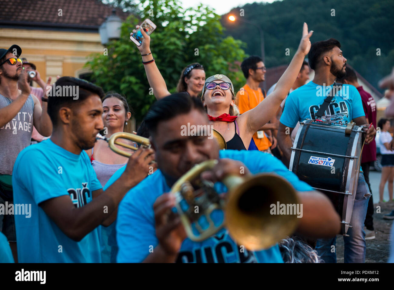 Guca, Serbien - August 10, 2018: die Menschen, die während der Trompete Festival in Guca Kredit genießen: Marko Rupena/Alamy leben Nachrichten Stockfoto