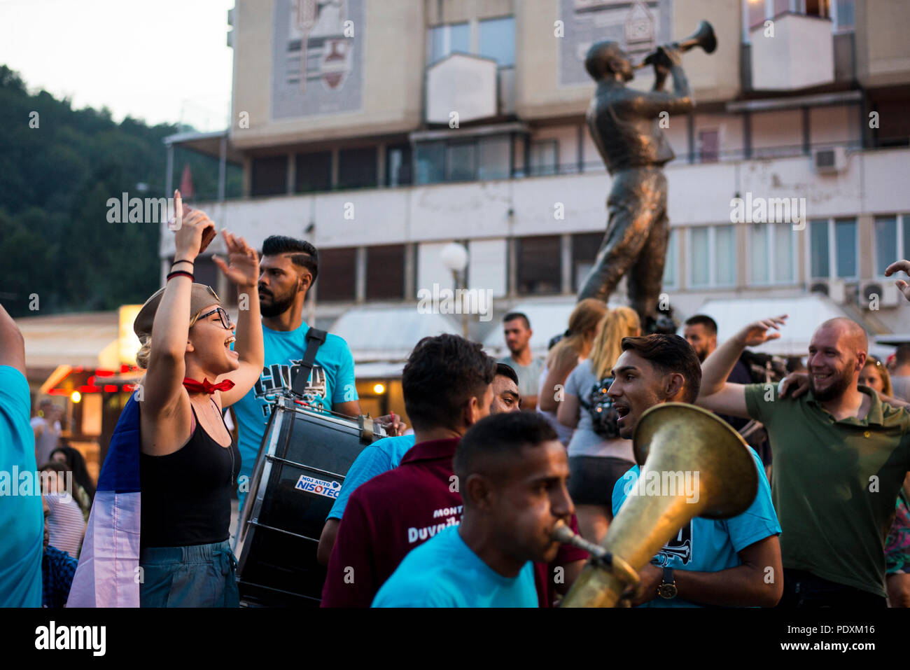 Guca, Serbien - August 10, 2018: die Menschen, die während der Trompete Festival in Guca Kredit genießen: Marko Rupena/Alamy leben Nachrichten Stockfoto