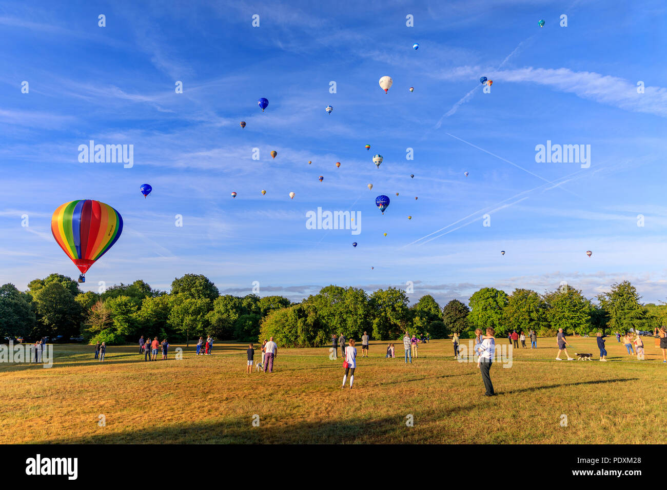 Bristol, UK, 11 August, 2018. Die Leute, um zu sehen, Luftballons im Land nach der Messe Aufstieg von der Bristol Balloon Fiesta 2018 kommen. Credit: Dale/Alamy Leben Nachrichten. Stockfoto