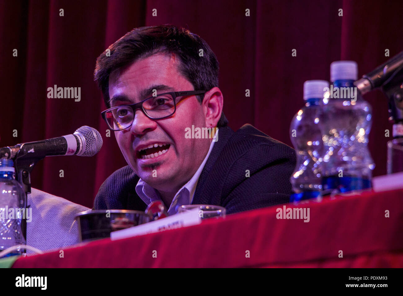 Buenos Aires, der Hauptstadt Argentiniens. 10 Aug, 2018. Der stellvertretende Bürgermeister von Barcelona, Argentino Gerardo Pisarello, war auch bei der offenen Debatte über den Gesundheitszustand der lateinamerikanischen Demokratien durch die Umet (Metropolitan University für Bildung und Arbeit), CLACSO (Lateinamerikanischer Rat der Sozialwissenschaften) und die Friedrich-Ebert-Stiftung, ein Ereignis, das auch die Präsentation eines Buches zum organisierten vorhanden: Lateinamerika denkt, durch NicolÃ¡s Trotta, Rektor der Umet. Anderen relevanten Zahlen der Lateinamerikanischen Politik die Veranstaltung wie die nationalen Abgeordneten Felipe SolÃ¡ besucht, die B Stockfoto