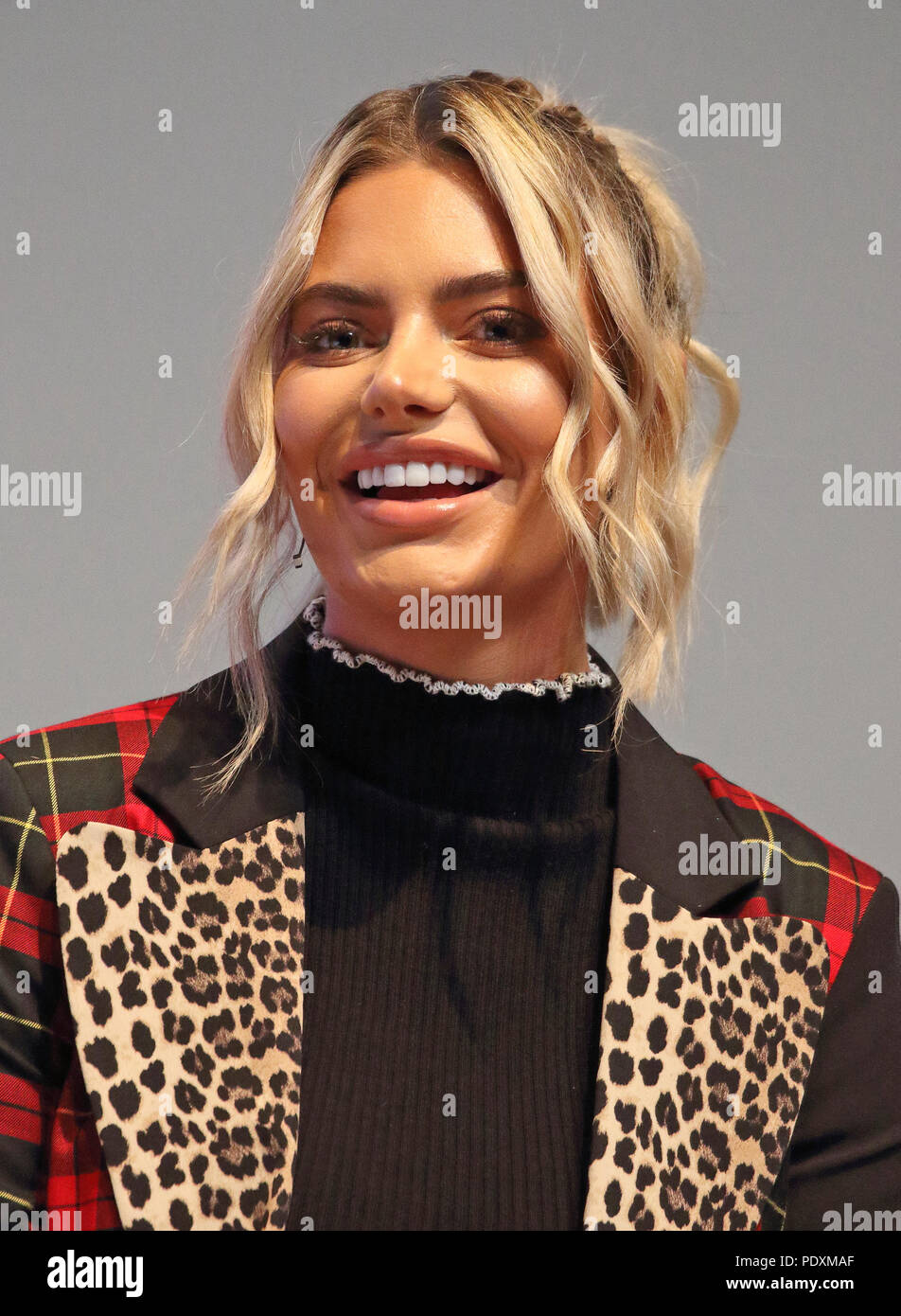 London, UK, 10. Aug 2018. Megan Barton Hanson im Love Island Live im ICC Auditorium, ExCel, London am Freitag, den 10. August 2018 Foto von Keith Mayhew Credit: KEITH MAYHEW/Alamy leben Nachrichten Stockfoto