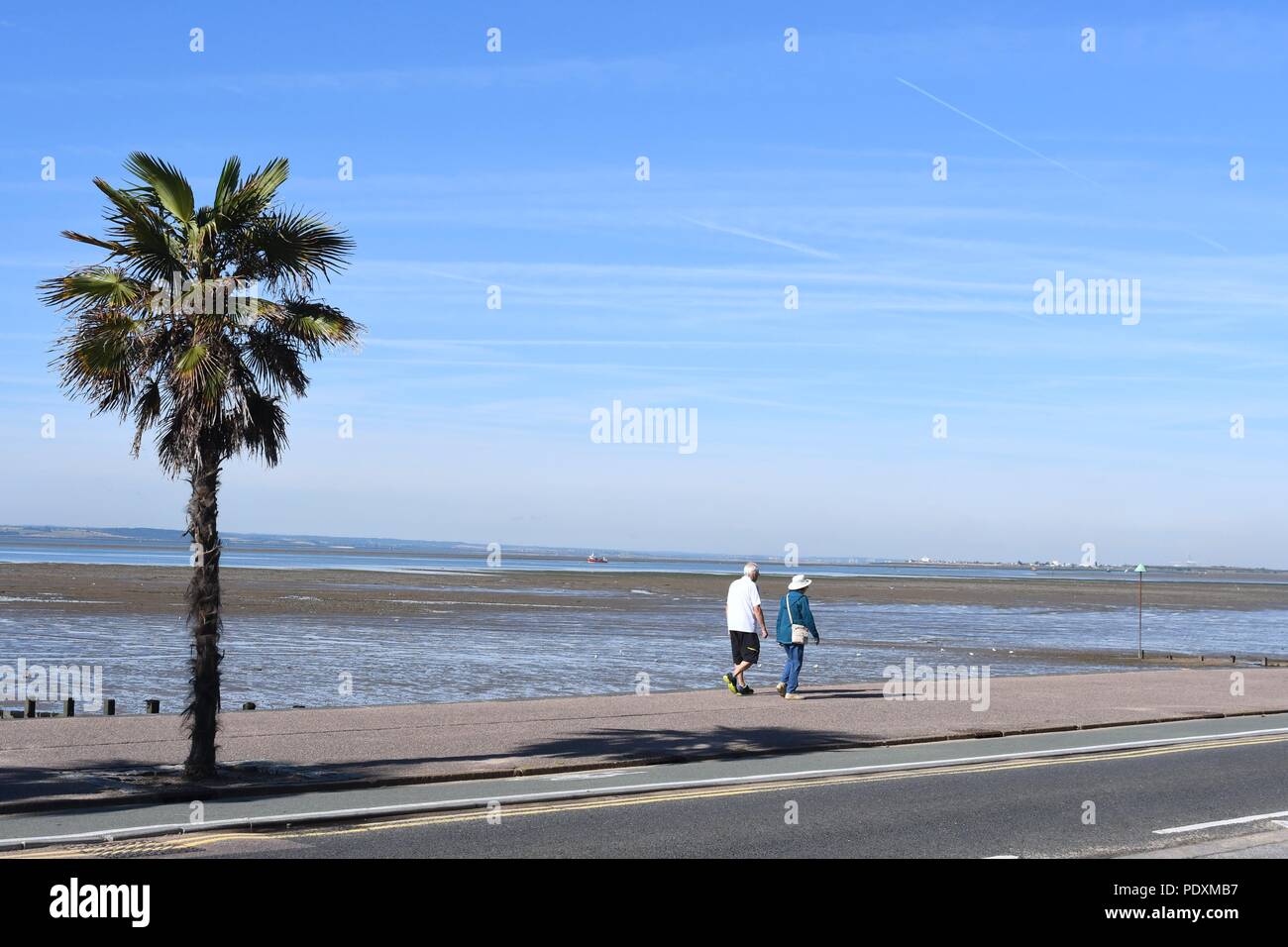Southend-on-Sea, Essex, Großbritannien. 11 August, 2018. UK Wetter: Warm Start in den Tag in Southend-Blick von Menschen zu Fuß am Meer entlang der Credit: Ben Rektor/Alamy leben Nachrichten Stockfoto