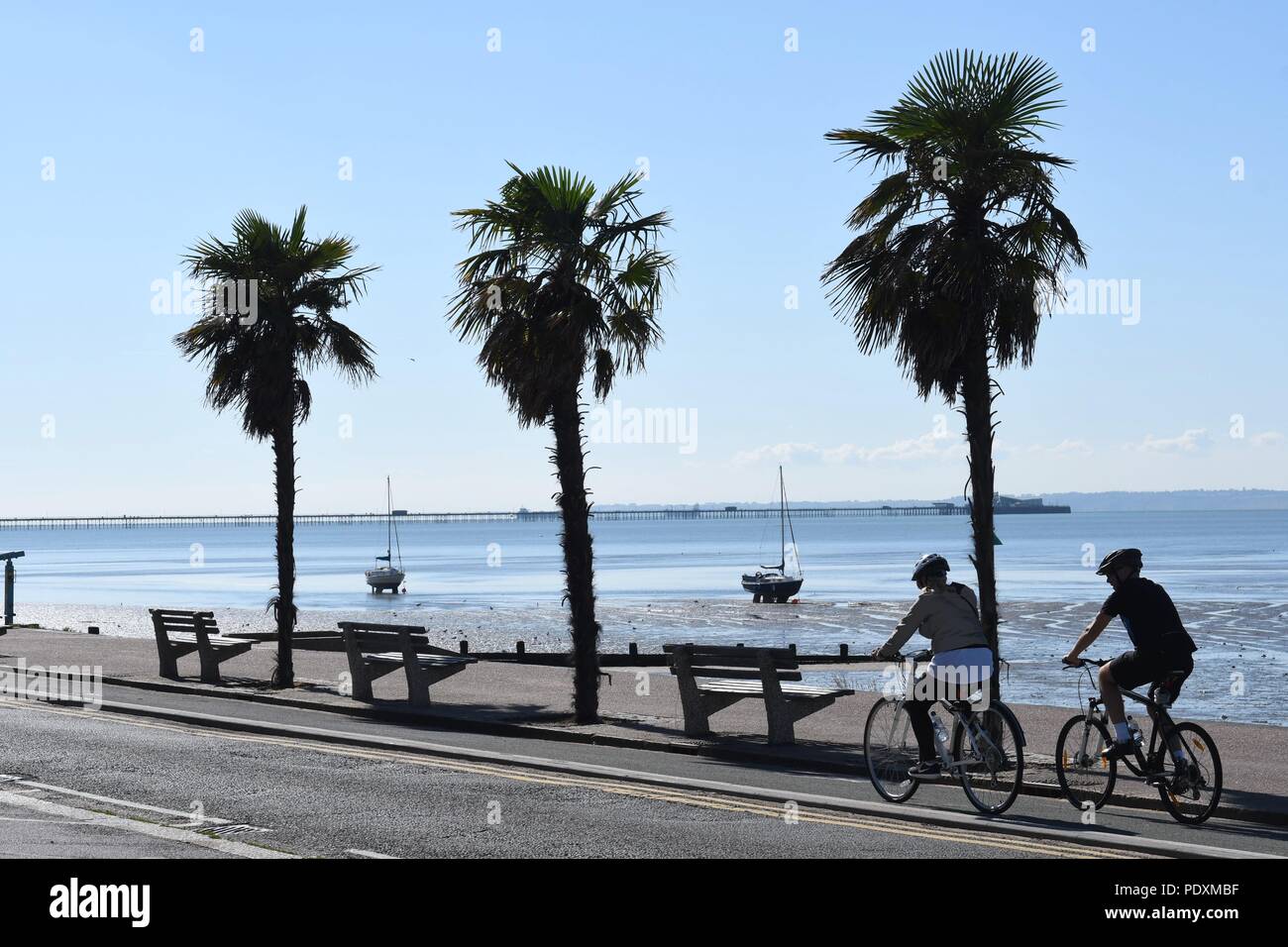 Southend-on-Sea, Essex, Großbritannien. 11 August, 2018. UK Wetter: Warm Start in den Tag in Southend-Blick auf Menschen Radfahren entlang des Meeres Credit: Ben Rektor/Alamy leben Nachrichten Stockfoto