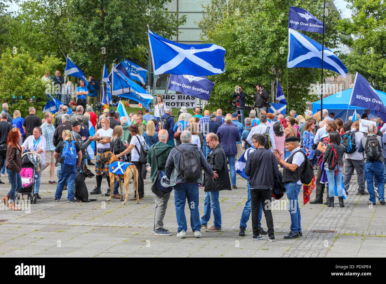 Glasgow, UK, 11. Aug 2018. Ein paar hundert pro-Unabhängigkeit, pro Schottischen, Aktivisten protestierten außerhalb der BBC-Zentrale in Pacific Quay, Glasgow über Ihre wahrgenommenen anti Schottischen zu beschweren, anti SNP news Reporting. Die BBC erhöhte Sicherheit eine Verletzung seines Eigentums oder Verletzungen an Mitarbeiter zu verhindern. Credit: Findlay/Alamy leben Nachrichten Stockfoto