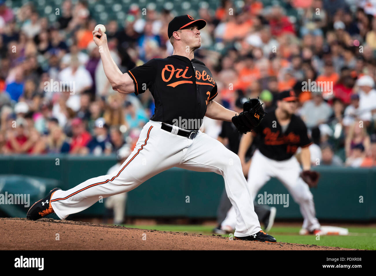 August 10, 2018: Baltimore Orioles Krug Dylan Bundy (37) Plätze im zweiten Inning der MLB Spiel zwischen den Boston Red Sox und die Baltimore Orioles, Oriole Park in Camden Yards, Baltimore, Maryland. Scott Taetsch/CSM Stockfoto