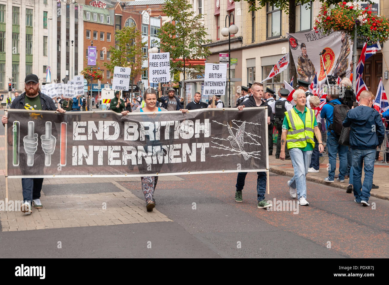 Belfast, Nordirland, Großbritannien, 11. August 2018. Großbritannien ein anti-internierung Parade von republikanischen Dissidenten organisiert hat nach Belfast City Centre zum ersten Mal marschierten. Die Anti-Internment Liga sagte Es ist März war "die fortgesetzte Verwendung der Internierung durch die Untersuchungshaft" und markieren Sie "Fälle der Internierung einschließlich derjenigen über den Widerruf der Lizenz eingesperrt widersetzen, durch Untersuchungshaft, über Justizirrtümer und durch 'Gardasee glauben Beweise''. Quelle: John Rymer/Alamy leben Nachrichten Stockfoto