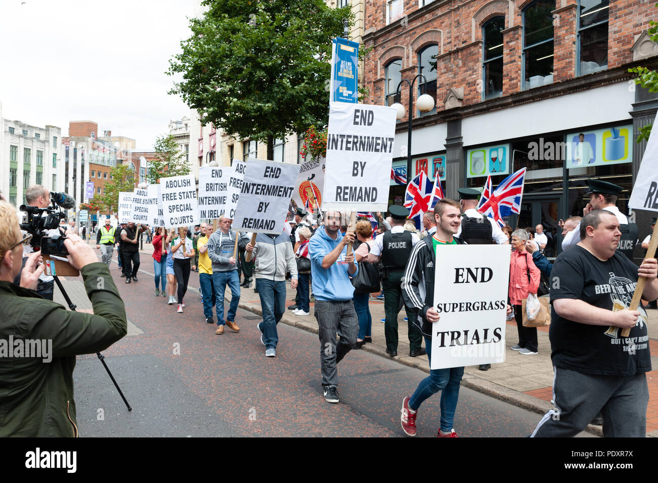 Belfast, Nordirland, Großbritannien, 11. August 2018. Großbritannien ein anti-internierung Parade von republikanischen Dissidenten organisiert hat nach Belfast City Centre zum ersten Mal marschierten. Die Anti-Internment Liga sagte Es ist März war "die fortgesetzte Verwendung der Internierung durch die Untersuchungshaft" und markieren Sie "Fälle der Internierung einschließlich derjenigen über den Widerruf der Lizenz eingesperrt widersetzen, durch Untersuchungshaft, über Justizirrtümer und durch 'Gardasee glauben Beweise''. Quelle: John Rymer/Alamy leben Nachrichten Stockfoto