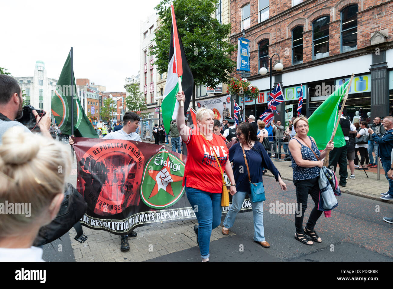 Belfast, Nordirland, Großbritannien, 11. August 2018. Großbritannien ein anti-internierung Parade von republikanischen Dissidenten organisiert hat nach Belfast City Centre zum ersten Mal marschierten. Die Anti-Internment Liga sagte Es ist März war "die fortgesetzte Verwendung der Internierung durch die Untersuchungshaft" und markieren Sie "Fälle der Internierung einschließlich derjenigen über den Widerruf der Lizenz eingesperrt widersetzen, durch Untersuchungshaft, über Justizirrtümer und durch 'Gardasee glauben Beweise''. Quelle: John Rymer/Alamy leben Nachrichten Stockfoto