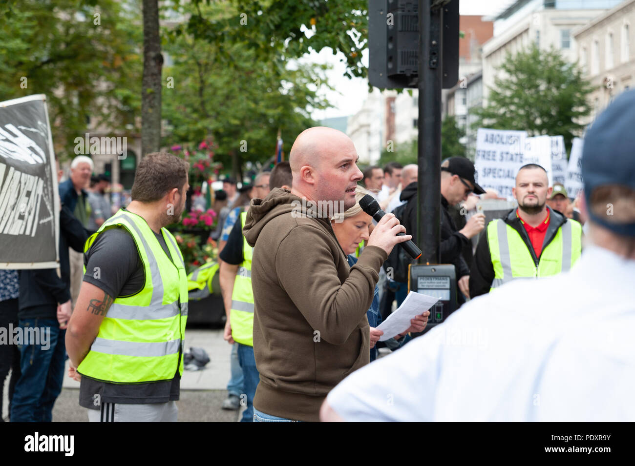 Belfast, Nordirland, Großbritannien 11. August 2018. Großbritannien eine von regimekritischen Republikanern organisierte Anti-Internierungsparade ist zum ersten Mal ins Stadtzentrum von Belfast marschiert. Die Anti-Internment League sagte, dass es der marsch sei, sich der fortgesetzten Anwendung von Internierung durch Untersuchungshaft zu widersetzen und "Fälle von Internierung hervorzuheben, einschließlich derjenigen, die durch Widerruf der Lizenz, durch Untersuchungshaft, durch Fehlgeburt der Justiz und durch "Garda-Glaubensbeweise" inhaftiert wurden". Dee Fennell hielt eine Rede. Quelle: John Rymer/Alamy Live News Stockfoto