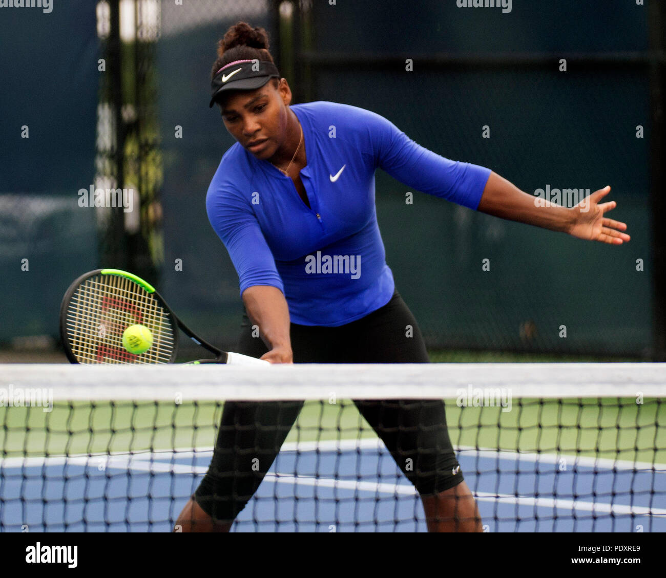 Ohio, USA, 11. August 2018: Serena Williams während der Praxis an der westlichen Süden öffnen, Mason, Ohio USA. Brent Clark/Alamy leben Nachrichten Stockfoto