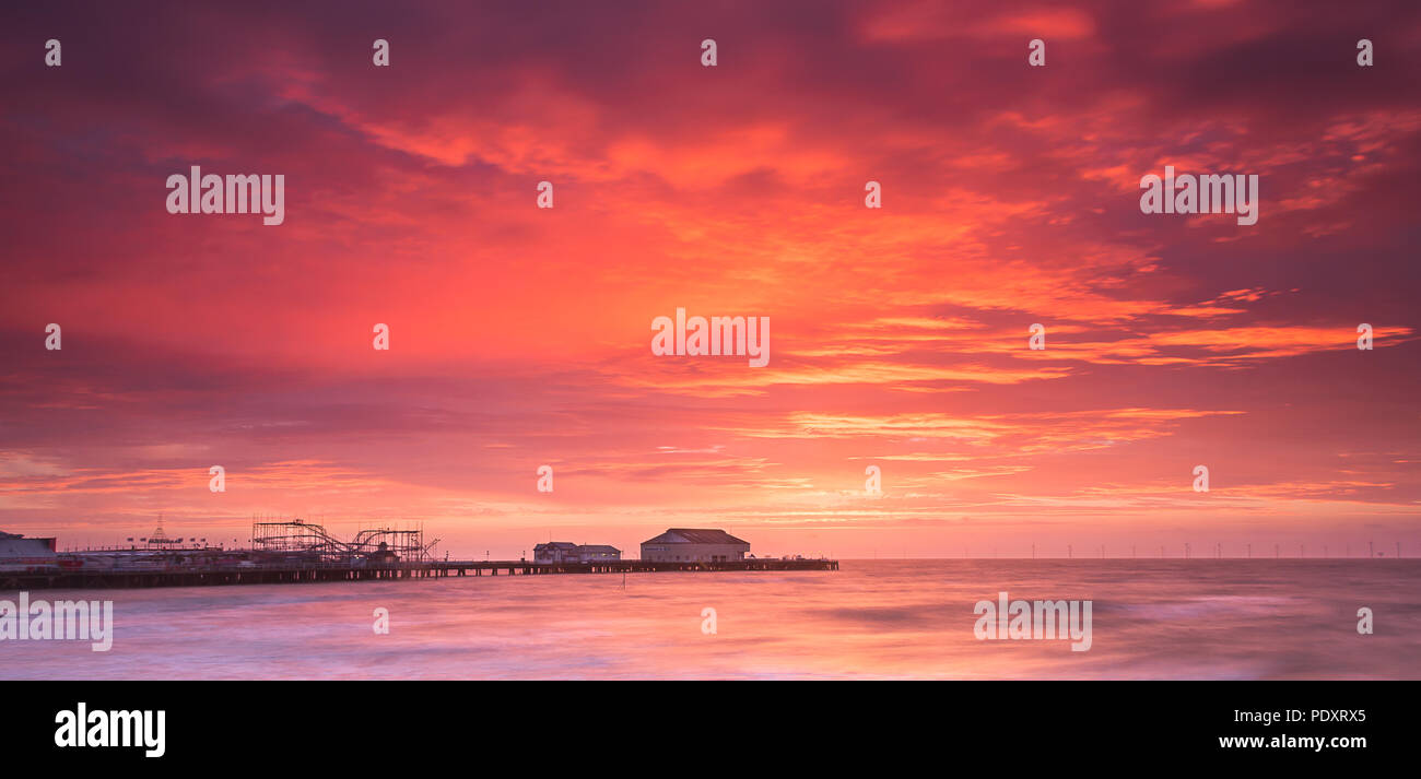 Sonnenaufgang hinter dem Pier in Clacton-on-Sea, Essex, England, Großbritannien Stockfoto