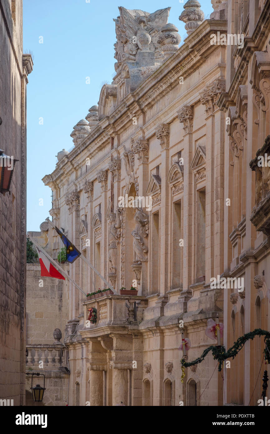 Auf schmalen, gewundenen Straßen in Malta der alten, ummauerten Hauptstadt Mdina sind prächtige Gebäude und Geschichte zurück zu 1000, BC Stockfoto