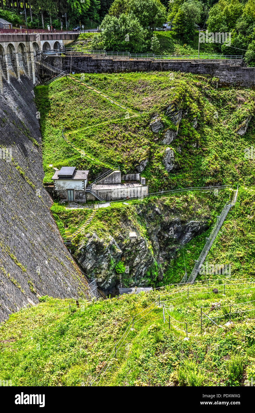 Waimes, Belgien, 30. Mai 2015: Ansicht im Hochformat von Barrage in Robertville, mit Treppen hinunter in das Tal Stockfoto