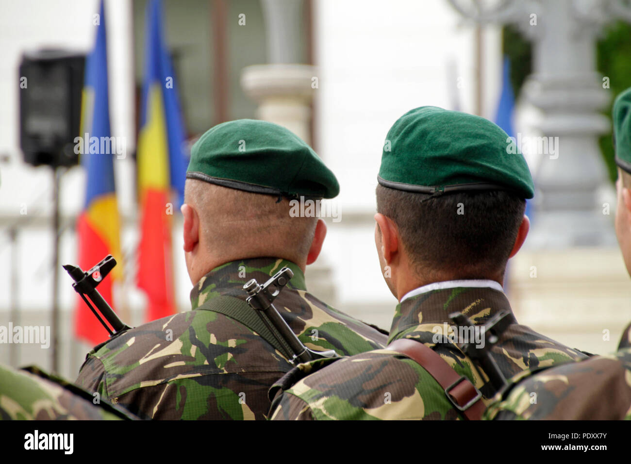 Soldaten stehen, die sich in der Ausbildung bei einer militärischen Parade Stockfoto