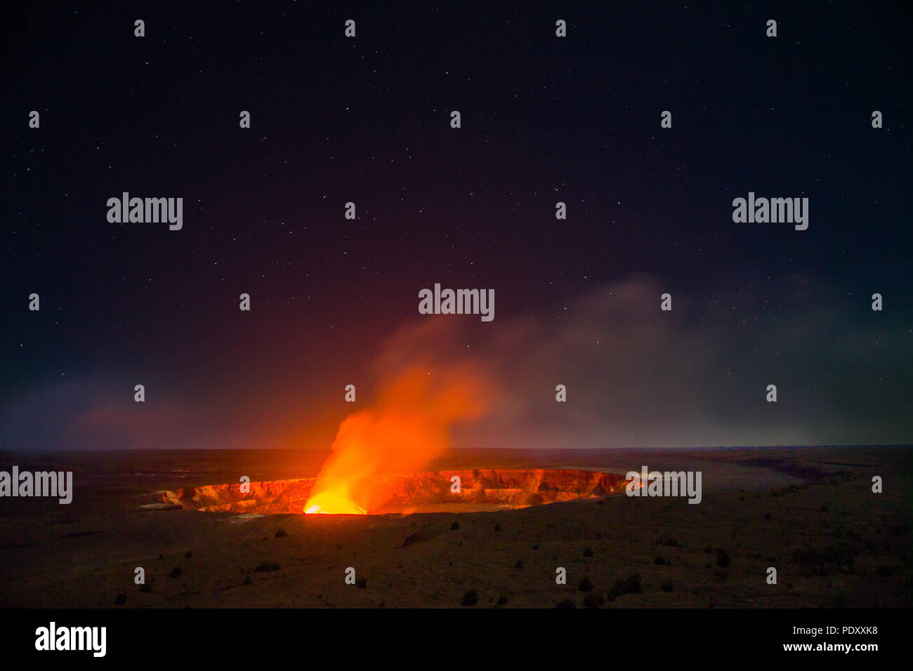 Glühende Lava in der Morgendämmerung, Halemaumau Vulkankrater, Kilauea, Volcanoes National Park, Florida, USA Stockfoto