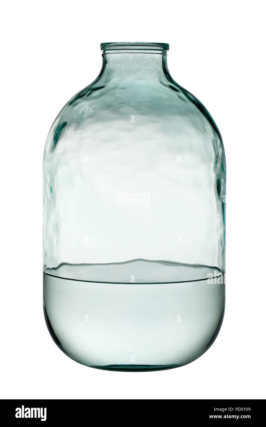 10-Liter Glas Glas mit Wasser auf weißem Hintergrund. Freistellungspfaden  Stockfotografie - Alamy