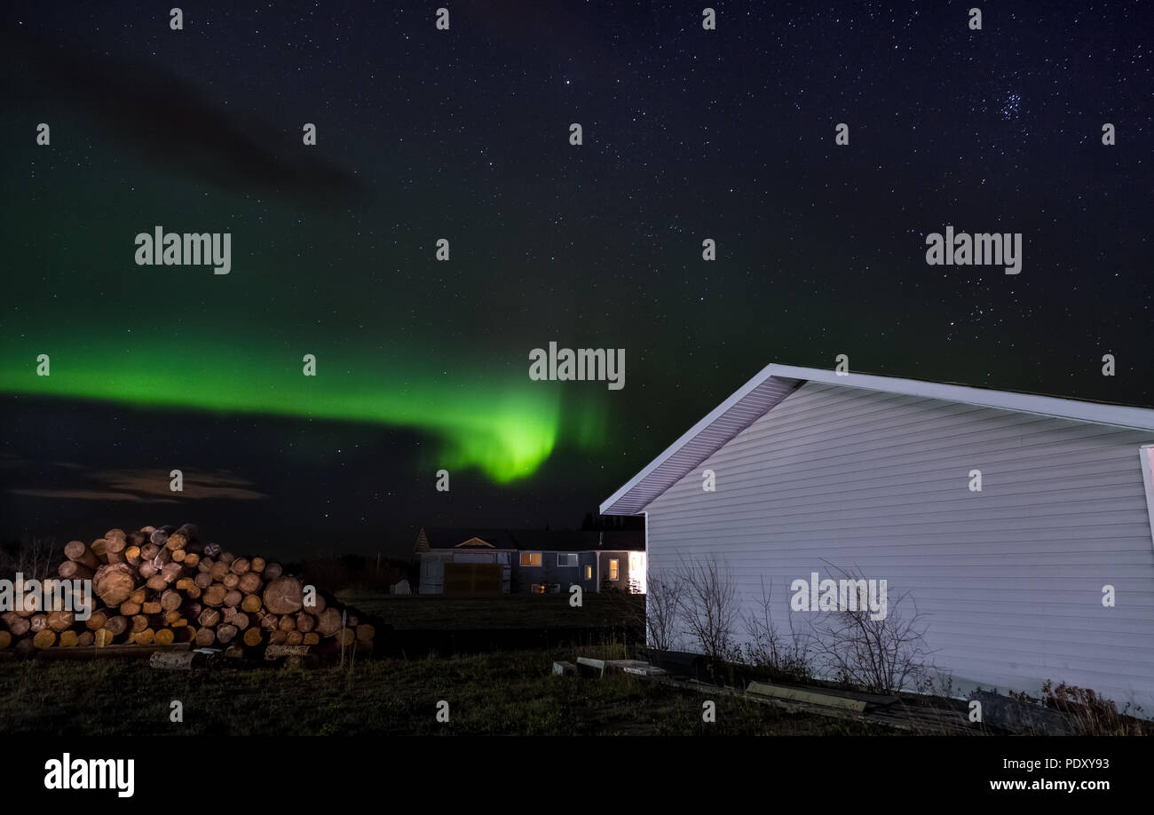 Northern Lights mit einem isolierten Haus im Vordergrund. Stockfoto